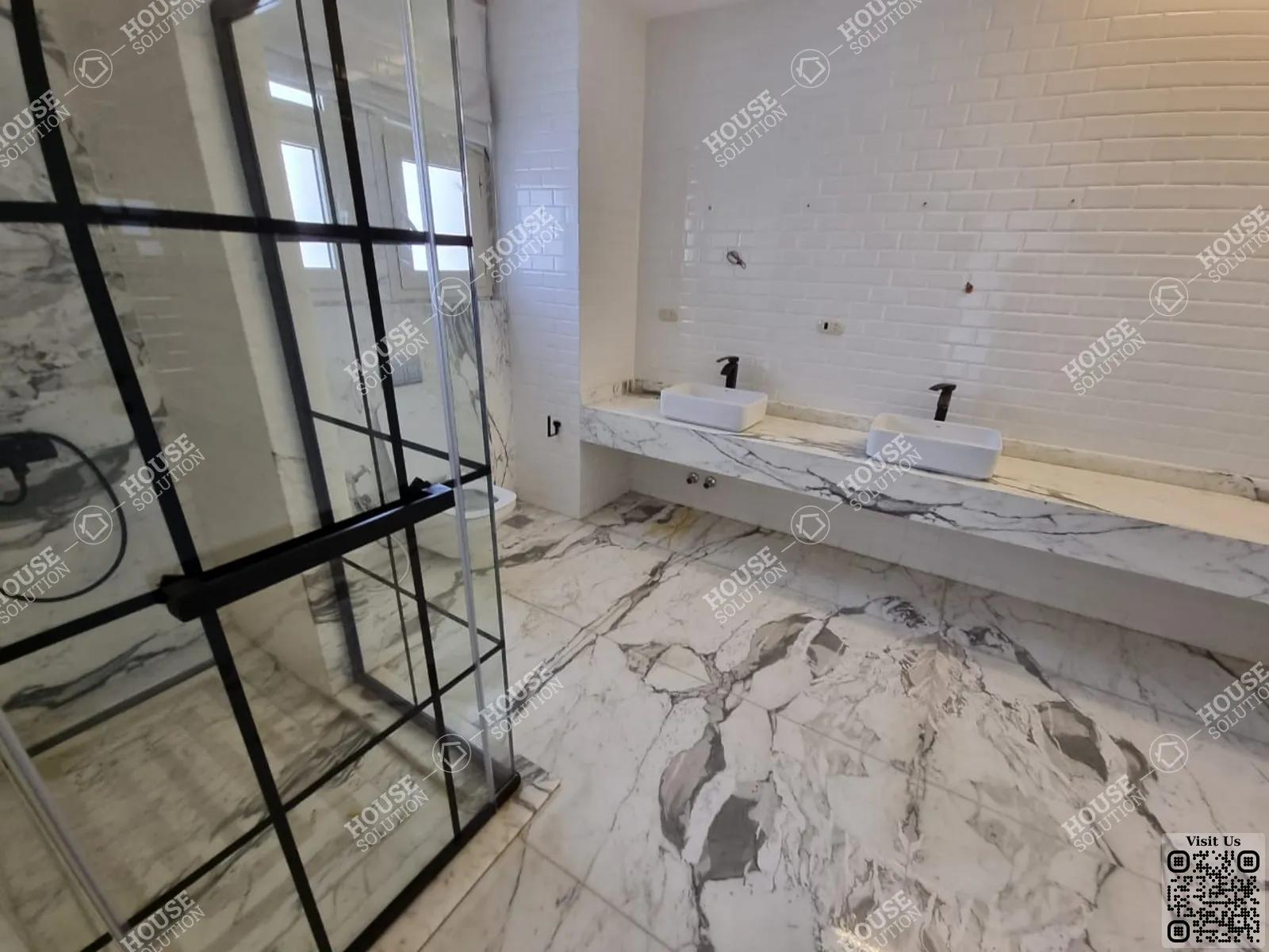 MASTER BATHROOM  @ Villas For Rent In Katameya katameya Heights Area: 650 m² consists of 5 Bedrooms 7 Bathrooms Semi furnished 5 stars #5592-2
